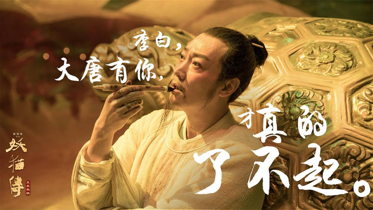 中年人刷抖音的视频 